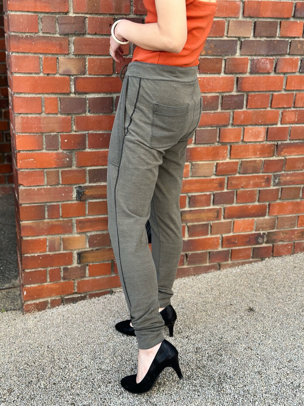 グリーン系のその他パンツ、オレンジ系のタンクトップ、ブラック系のパンプスを着用したレディースの春コーディネートの5枚目の写真