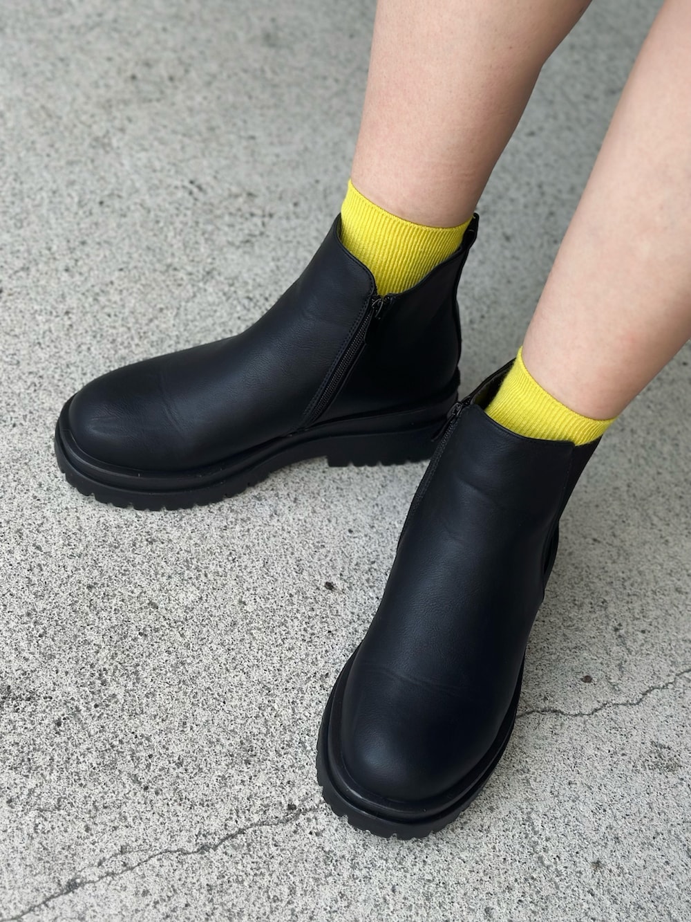 ホワイト系のニット/セーター、ブラック系のブーツ、シルバー系のその他パンツを着用したレディースの秋コーディネートの3枚目の写真