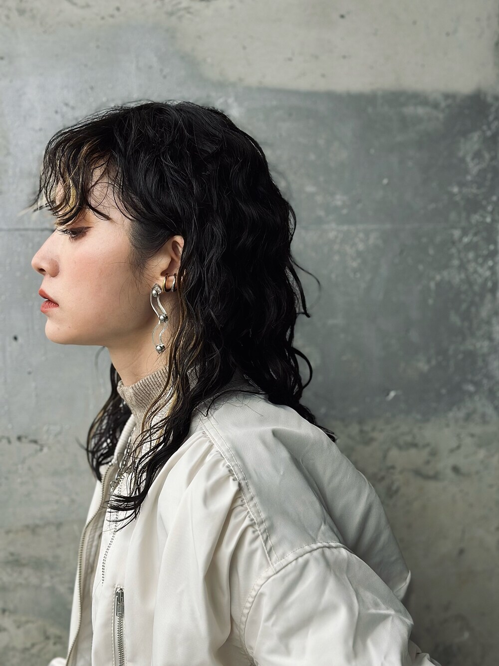 ホワイト系のスカート、ホワイト系のMA-1、ベージュ系のニット/セーターを着用したレディースの冬コーディネートの4枚目の写真