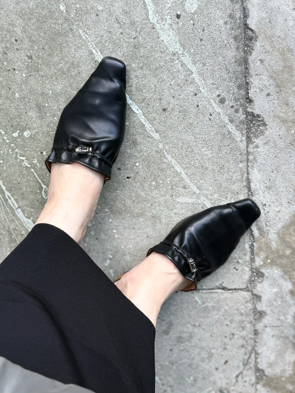 ブラック系のスリッポン、ベージュ系のその他トップス、ブラック系のワンピースを着用したレディースの秋コーディネートの5枚目の写真