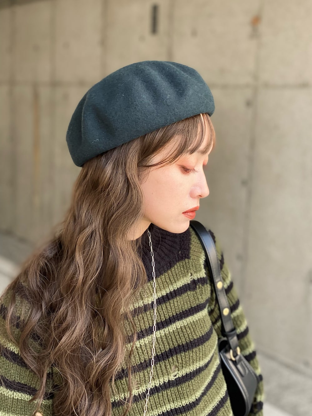 「今日のコスメと服、ニット、秋コーデ、ベレー帽、休日スタイル、ロングスカート、ブーツ、ショルダーバッグ、ラップスカート、ボーダー、モード、ウィッグ、骨格ウェーブ、高身長女子、グリーン」｜「Ciderのラウンドネックストライプニット長袖トップ（ニット/セーター、グリーン系）」を使った、IMOKOさん（骨格ウェーブ・レディース・170cm）の秋コーディネートの3枚目の写真