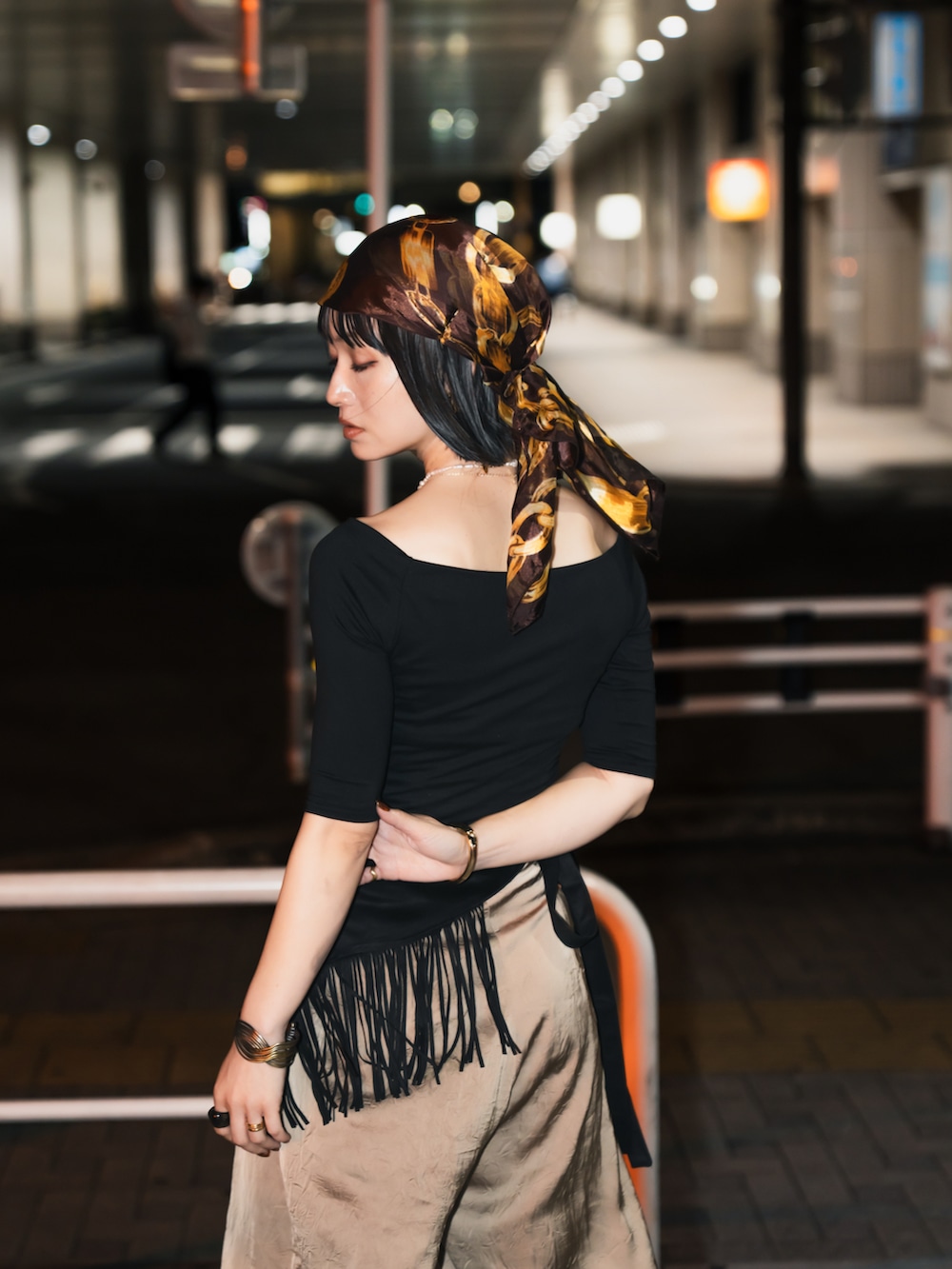 ベージュ系のスラックス、ブラック系のパンプス、ブラック系のウィッグを着用したレディースの夏コーディネートの3枚目の写真