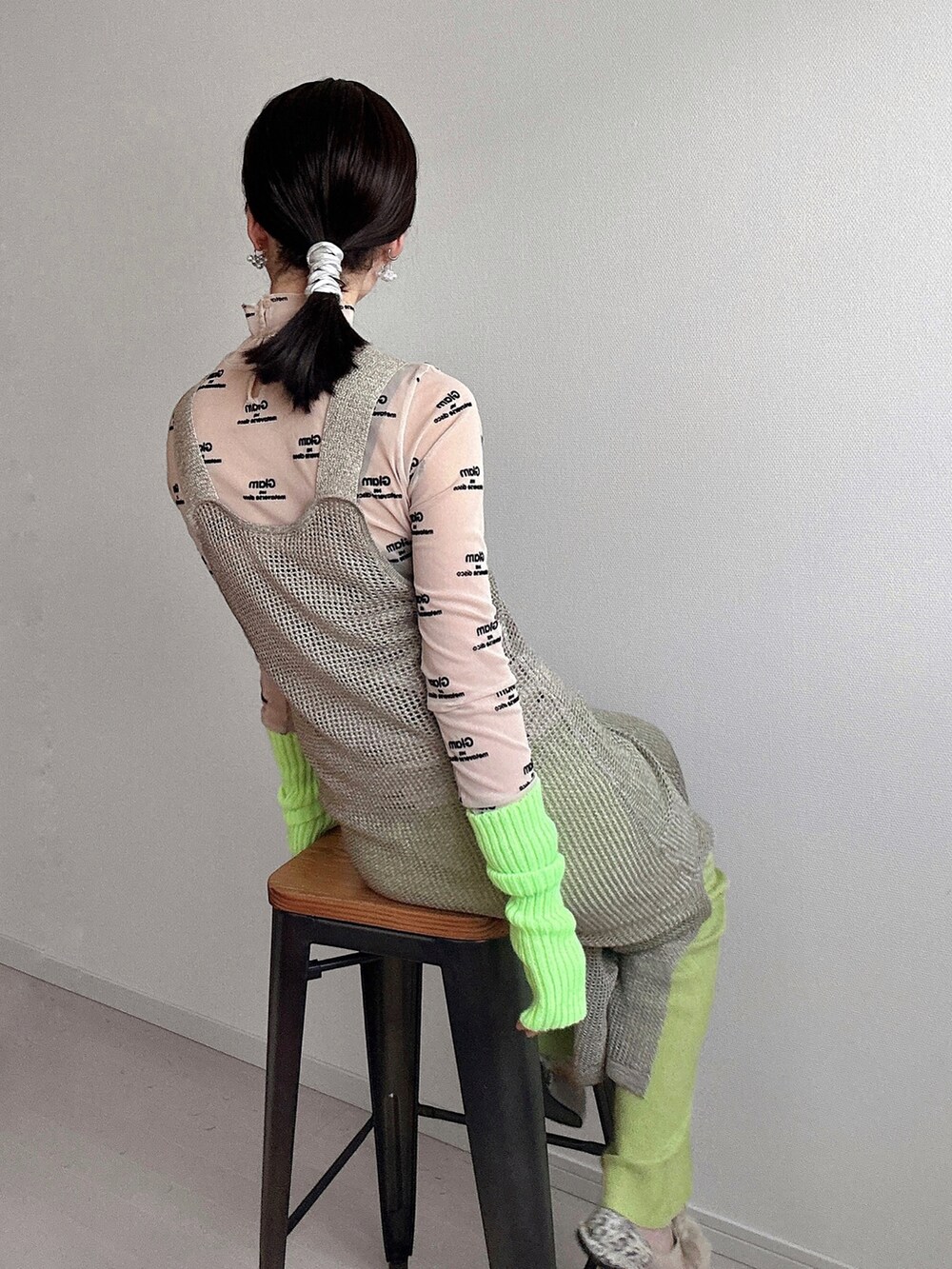 ベージュ系のワンピース、ベージュ系のTシャツ/カットソー、グリーン系のその他パンツを着用したレディースの冬コーディネートの4枚目の写真