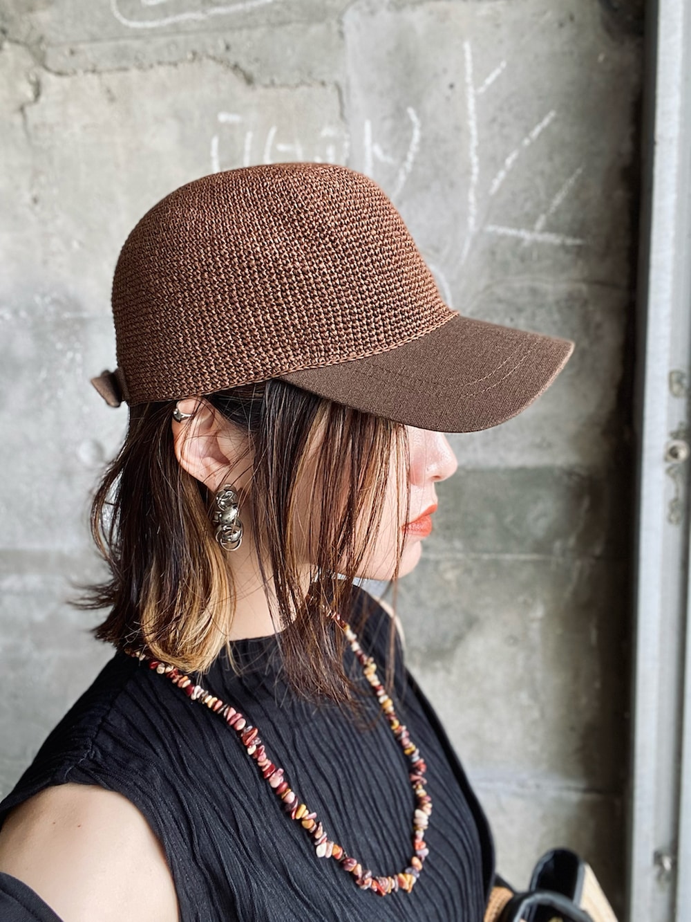 ブラック系のカーディガン/ボレロ、ベージュ系のチノパンツ、ブラウン系のサンダルを着用したレディースの春コーディネートの3枚目の写真