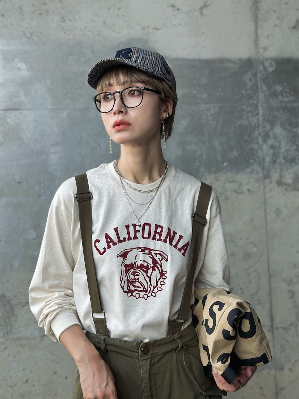 ベージュ系のTシャツ/カットソー、グリーン系のカーゴパンツ、ベージュ系のトートバッグを着用したレディースの夏コーディネートの2枚目の写真