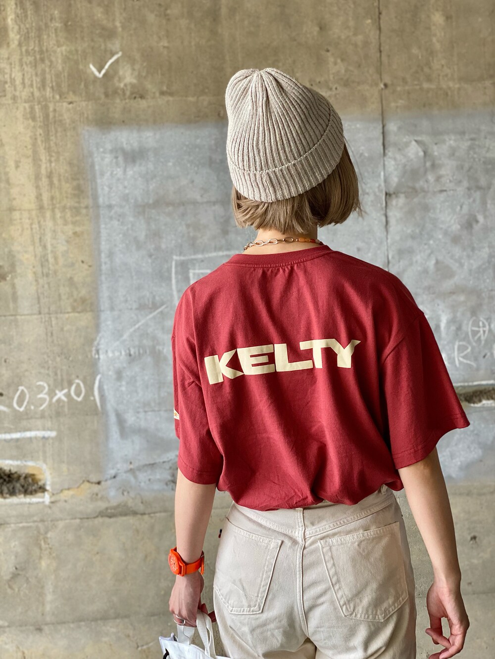 レッド系のTシャツ/カットソー、ホワイト系のデニムパンツ、ブラック系のサンダルを着用したレディースの夏コーディネートの3枚目の写真