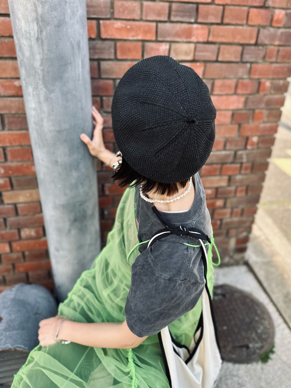 「レイヤードスタイル、ネオンカラー、funda mine、ファンダマイン、春コーデ、ベレー帽、キャミワンピ、バンドT、ナイロンパンツ、グルカサンダル、夏コーデ、個性派、休日スタイル、高身長女子、カラーコーデ」|「funda mineのfunda mine 【通気性抜群】ペーパーベレー帽(ハンチング/ベレー帽、ブラック系)」を使った、IMOKOさん(骨格ウェーブ・レディース・170cm)の春コーディネートの3枚目の写真