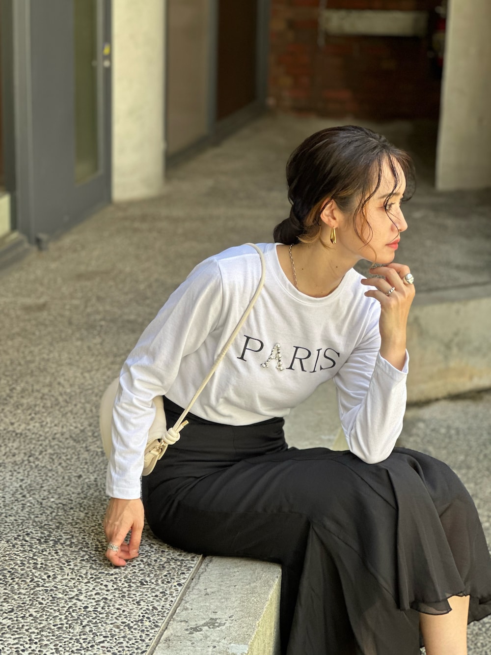 ブラック系のTシャツ/カットソー、ブルー系のデニムパンツ、その他のキャップを着用したレディースの夏コーディネートの2枚目の写真