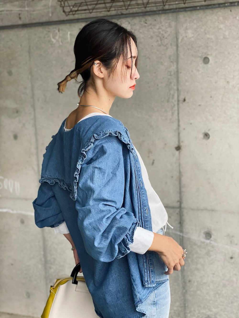 ブルー系のシャツ/ブラウス、ブルー系のデニムパンツ、ホワイト系のシャツ/ブラウスを着用したレディースの秋コーディネートの3枚目の写真