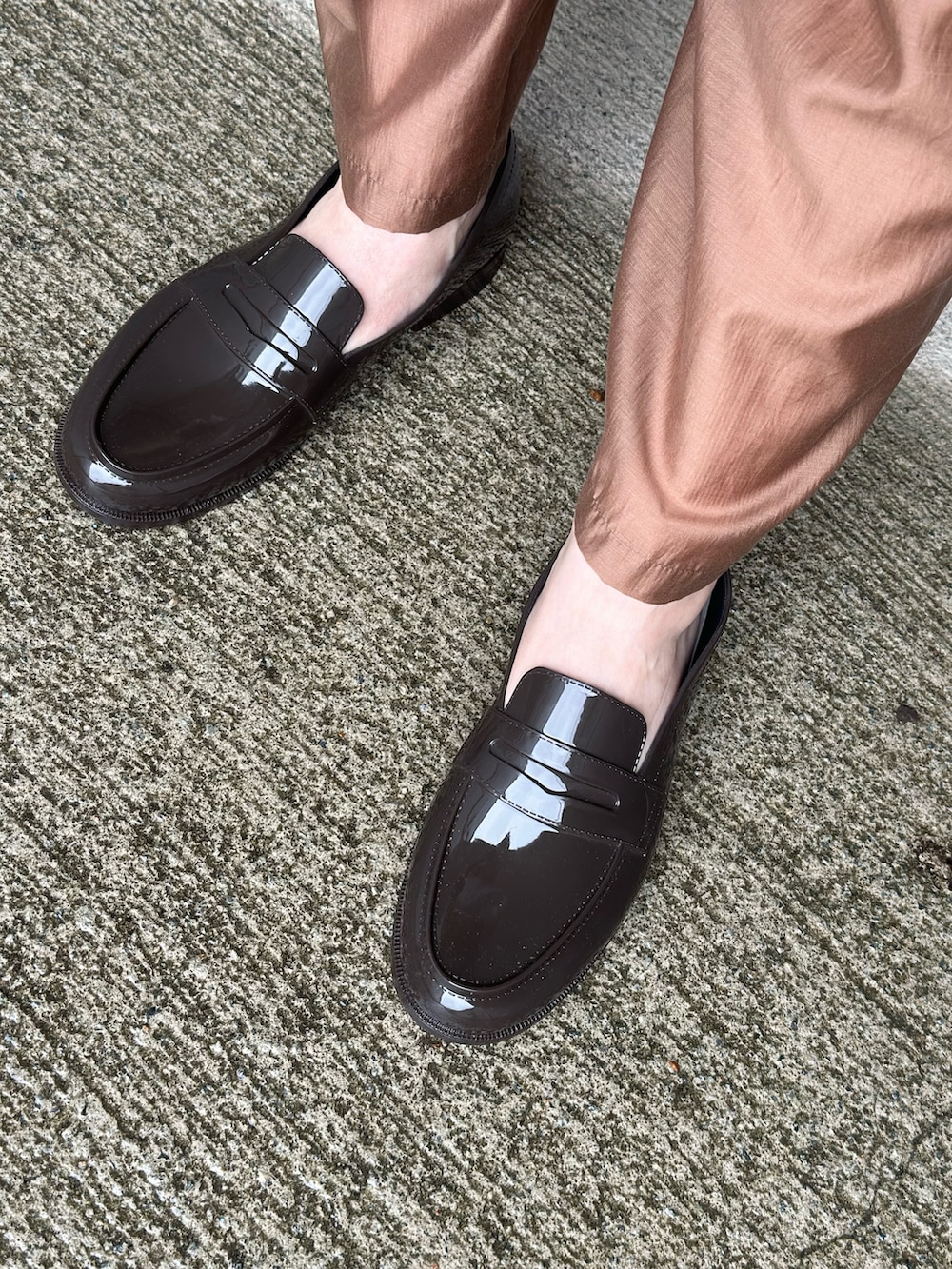 ブルー系のTシャツ/カットソー、ブラウン系のその他パンツ、ブラウン系のメッセンジャーバッグを着用したレディースの夏コーディネートの5枚目の写真