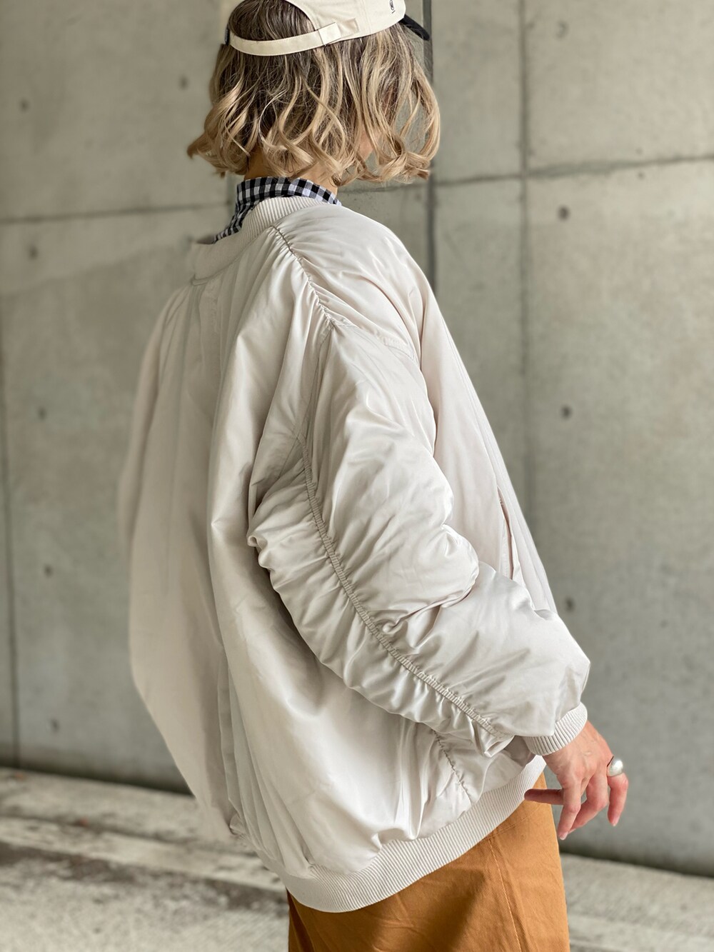 ホワイト系のMA-1、ブラック系のMA-1、ベージュ系のMA-1を着用したレディースの秋コーディネートの4枚目の写真