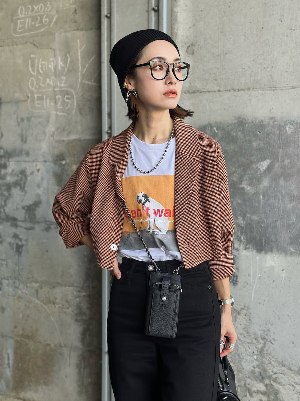 「秋服まるっと大公開、デニム、ジャケット、秋コーデ、白Tシャツ、L.H.P×IMOKO、ハンドバッグ、ニット帽、スニーカー、休日スタイル、ジャケットスタイル、プリントT、スマホショルダー、メガネ女子、スポーツミックス」|「L.H.PのLHP×IMOKO/エルエイチピー/Vintage Photos DOG TEE(Tシャツ/カットソー、ホワイト系)」を使った、IMOKOさん(骨格ウェーブ・レディース・170cm)の秋コーディネートの2枚目の写真