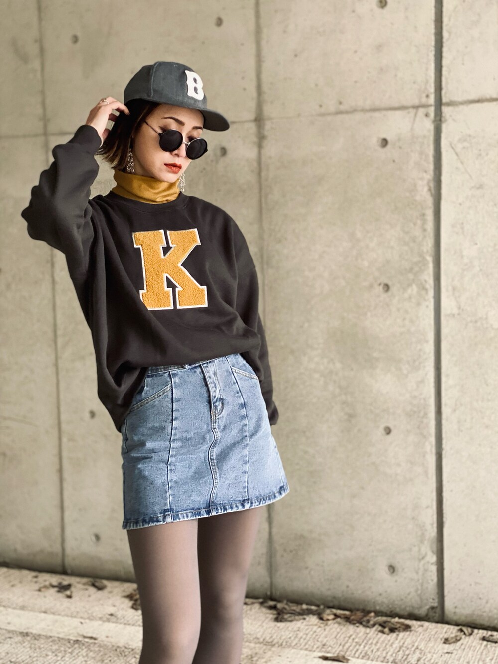 「ストリート、カラータイツ、スニーカー、ミニスカート、トレンチコート、キャップ、高身長女子、春コーデ、休日スタイル、タートルネック、スウェット、サングラス、カラーソックス、ダッドスニーカー、おおぶりピアス」|「L.H.Pのcourage/クラージュ/デニムミニスカート(デニムスカート、ブルー系)」を使った、IMOKOさん(レディース・170cm)の冬コーディネートの3枚目の写真