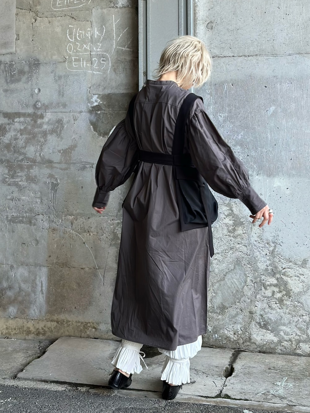 グレー系のワンピース、ホワイト系のその他パンツ、ブラック系のベルトを着用したレディースの冬コーディネートの3枚目の写真