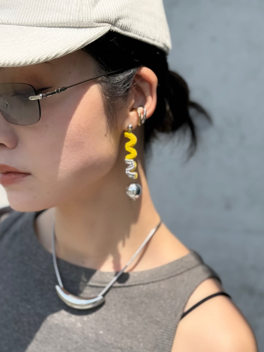 「ワンピース、ワンピーススタイル、ワンピース×スニーカー、シアーシャツ、シャツスタイル、キャップ、サングラス、厚底スニーカー、シルバーアクセサリー、トートバッグ、差し色コーデ、高身長女子、タンクトップ、大人カジュアル、グレー」｜「notch.の裾ドロストシャツ（シャツ/ブラウス、グレー系）」を使った、IMOKOさん（骨格ストレート・レディース・170cm）の春コーディネートの3枚目の写真