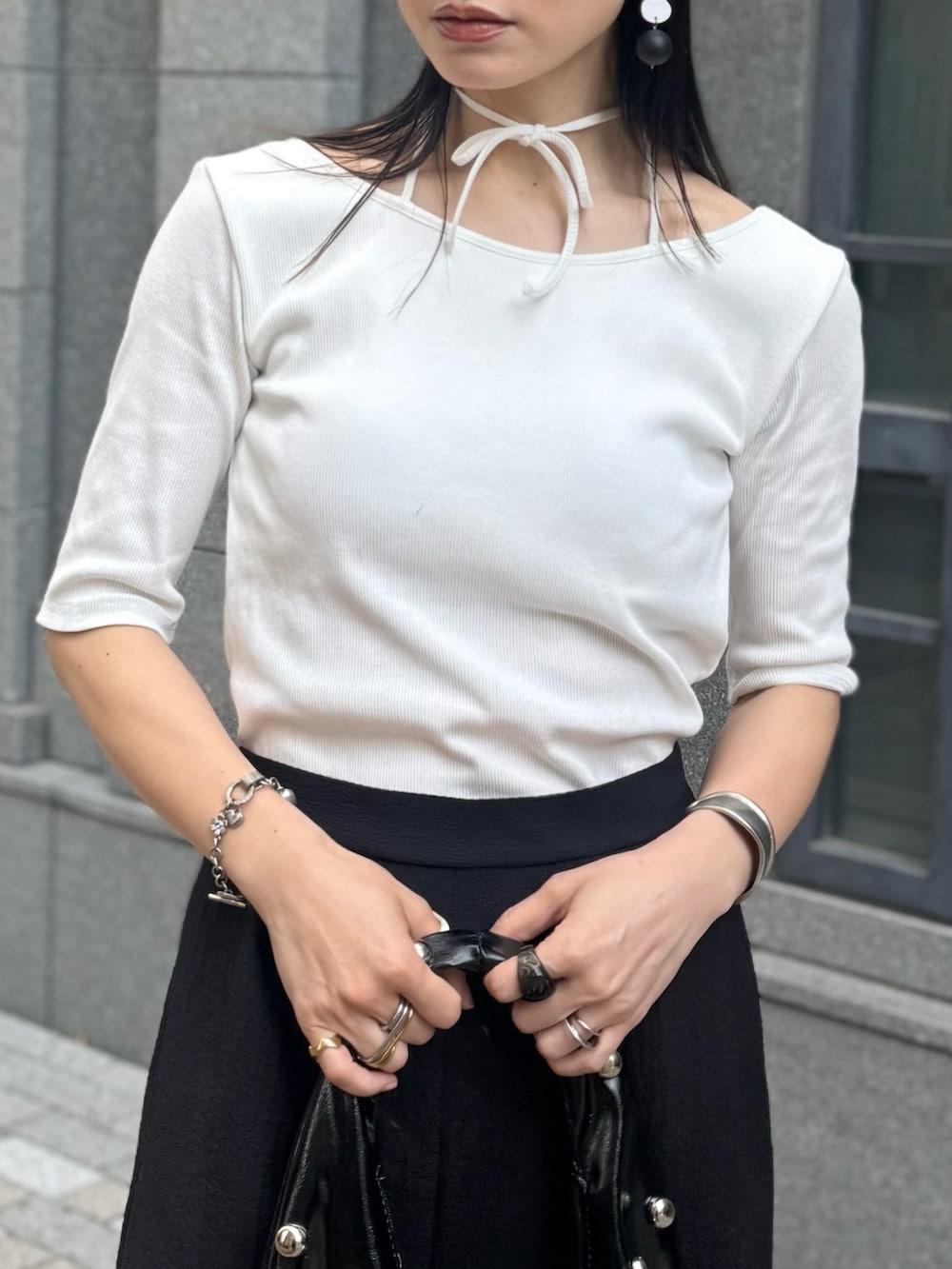 「しまむら、しまむらコーデ、プチプラ、プチプラコーデ、モノトーン、白Tシャツ、黒パンツ、やっぱり帽子が好き、ベレー帽、ハンドバッグ、高身長女子、モード、夏コーデ、夏服コーデ、シンプルコーデ」｜「しまむらのRafraf×IMOKO TT*IMKバックPO  商品番号521-8134(オフホワイト Lサイズ)（Tシャツ/カットソー、ホワイト系）」を使った、IMOKOさん（骨格ストレート・レディース・170cm）の春コーディネートの3枚目の写真