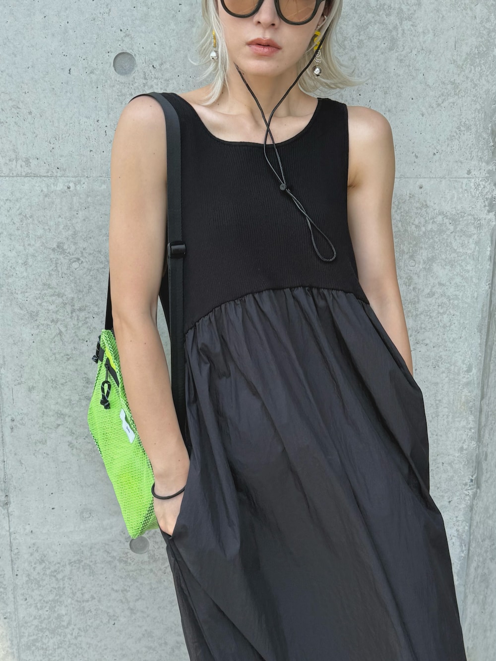 ブラウン系のキャミソール、ブラック系のサンダル、ブラック系のワンピースを着用したレディースの夏コーディネートの2枚目の写真