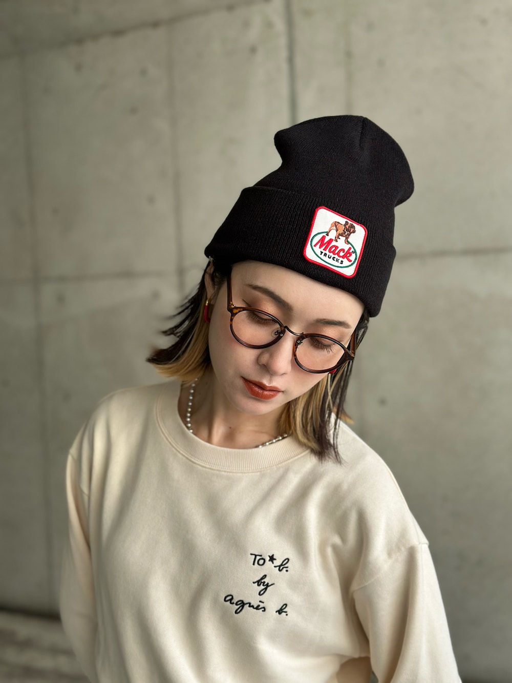 ホワイト系のスウェット、ブラウン系のチェスターコート、ブラック系のスニーカーを着用したレディースの秋コーディネートの3枚目の写真