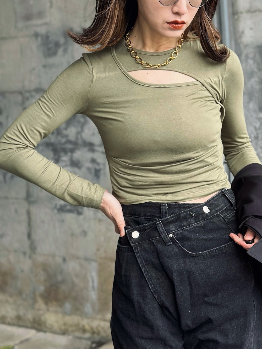 グリーン系のTシャツ/カットソー、ブラック系のトレンチコート、ブラック系のトートバッグを着用したレディースの春コーディネートの2枚目の写真