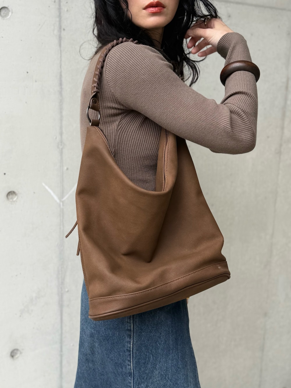 ブラウン系のショルダーバッグ、イエロー系のサンダル、グリーン系のニット/セーターを着用したレディースの春コーディネートの5枚目の写真