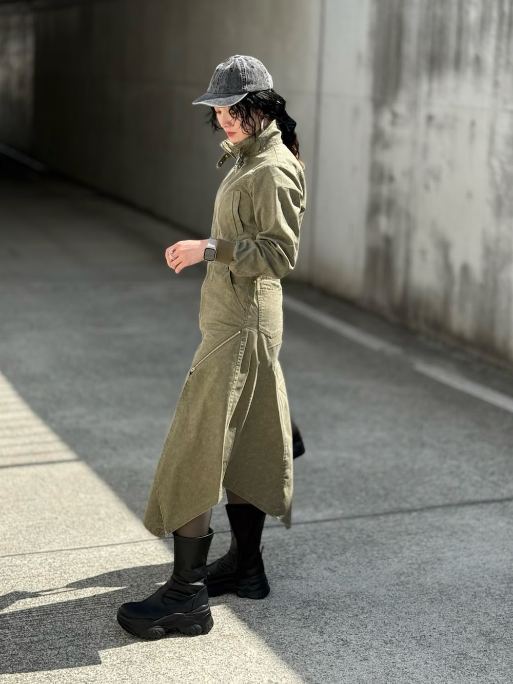 グリーン系のブルゾン、グリーン系のスカート、ブラック系のハンドバッグを着用したレディースの春コーディネートの5枚目の写真