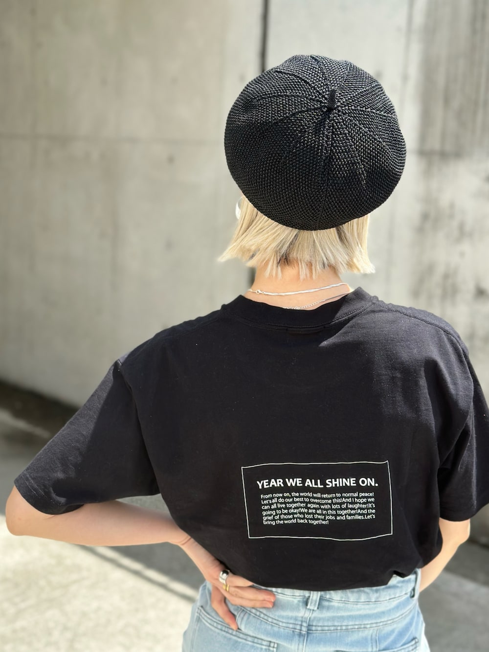 ブルー系のベスト、ブルー系のデニムスカート、ブラック系のTシャツ/カットソーを着用したレディースの春コーディネートの4枚目の写真