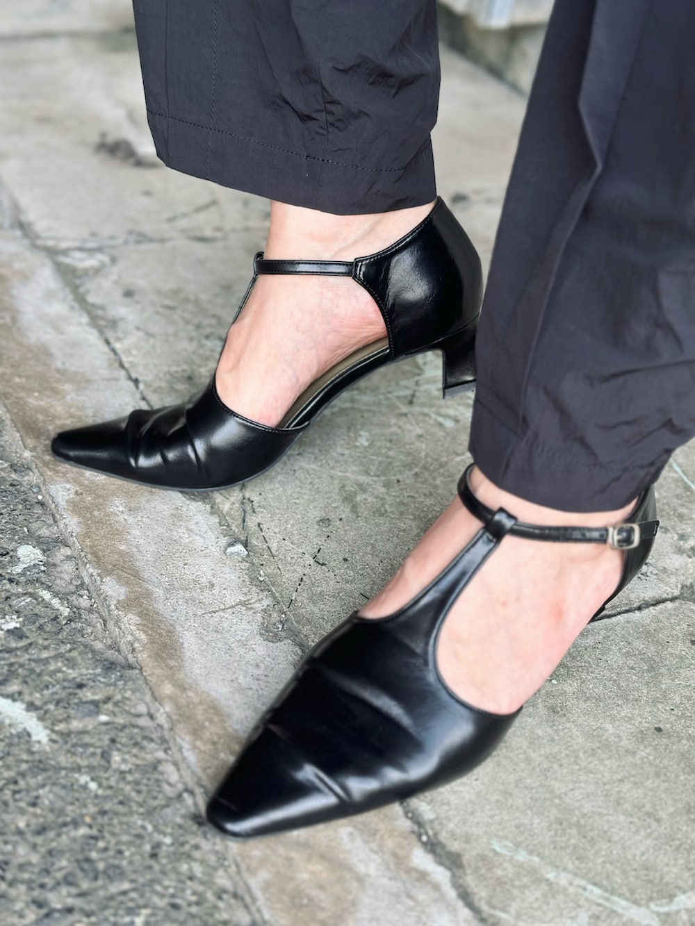 ブラック系のTシャツ/カットソー、ブラック系のメッセンジャーバッグ、ブラック系のパンプスを着用したレディースの秋コーディネートの5枚目の写真