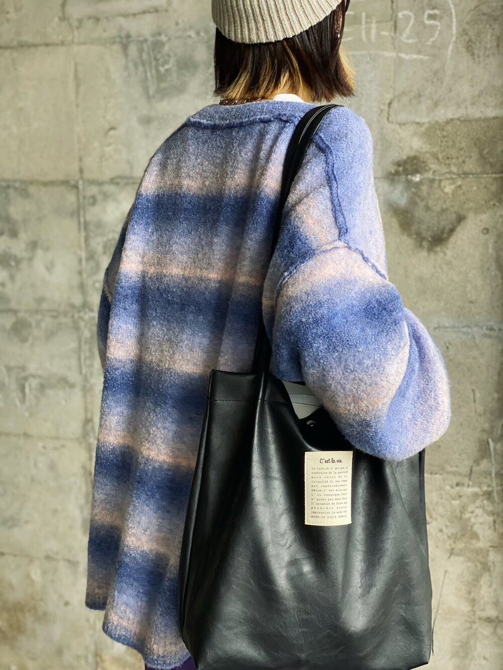 その他のTシャツ/カットソー、ブルー系のカーディガン/ボレロ、パープル系のデニムパンツを着用したレディースの秋コーディネートの3枚目の写真