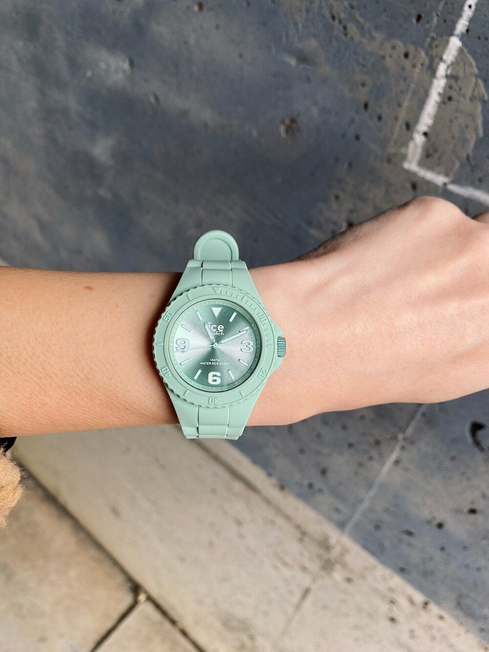 ベージュ系のブルゾン、ブラック系のショルダーバッグ、ブラック系のデニムパンツを着用したレディースの冬コーディネートの3枚目の写真