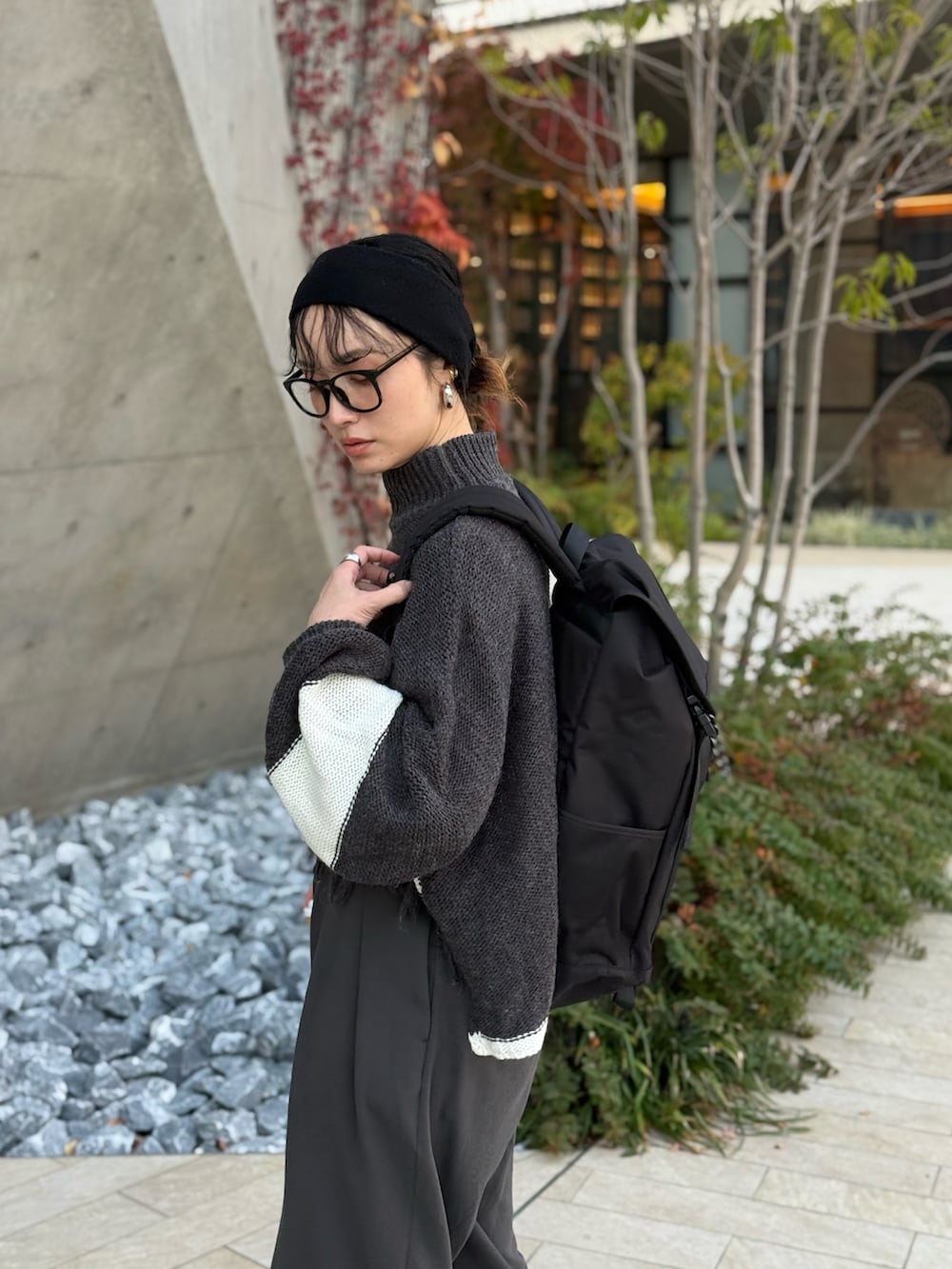 グレー系のスウェットパンツ、ブラック系のローファー、ブラック系のバックパック/リュックを着用したレディースの春コーディネートの4枚目の写真