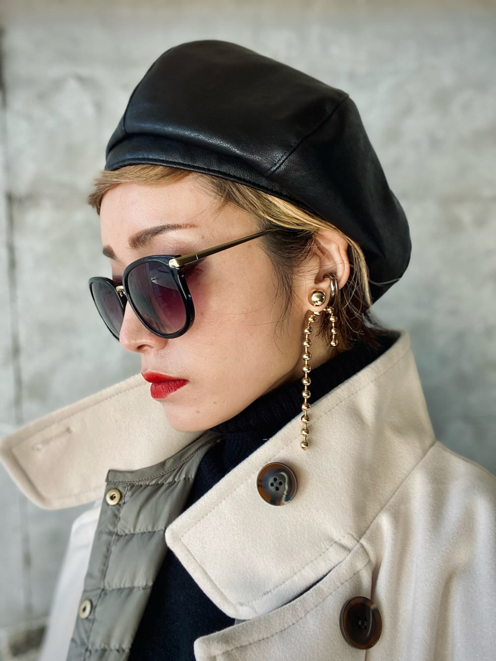 ホワイト系のその他アウター、ブラック系のベスト、グレー系のダウンジャケット/コートを着用したレディースの秋コーディネートの4枚目の写真