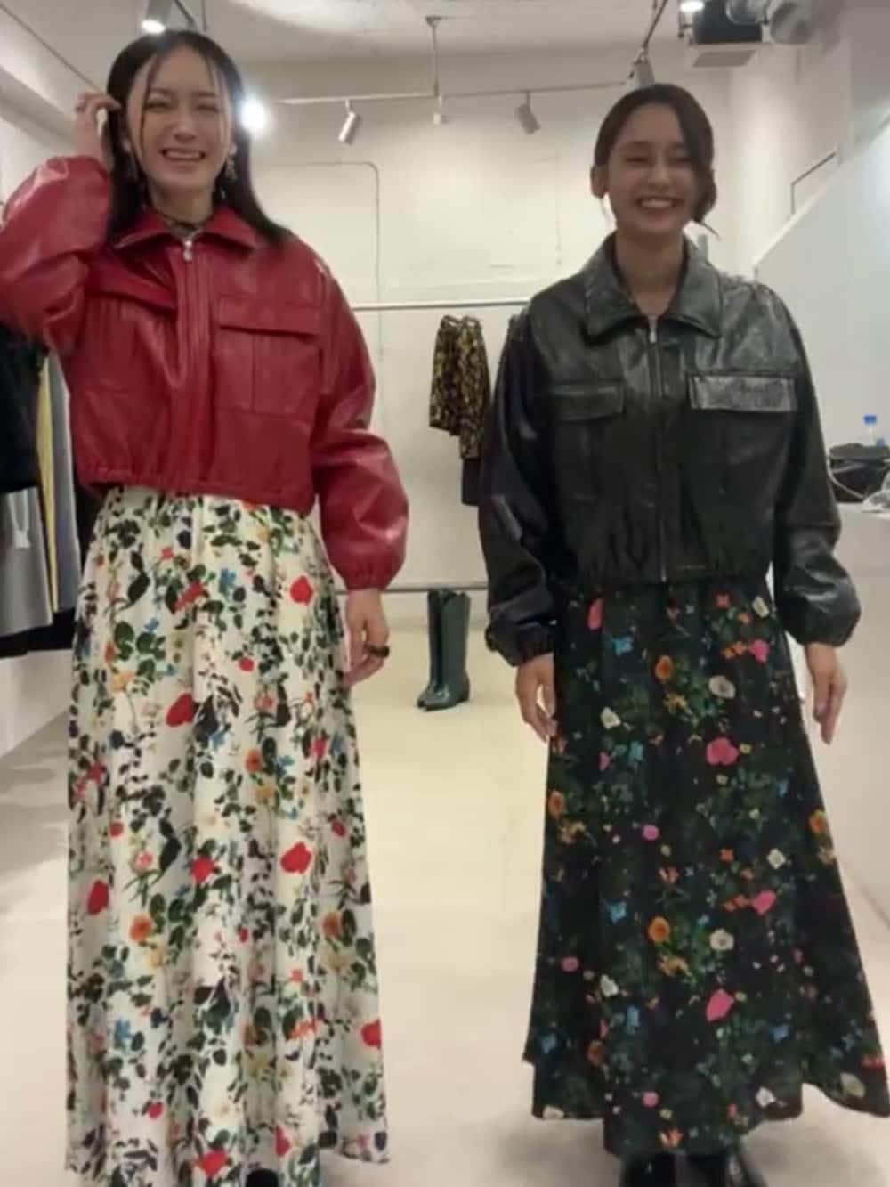 ベージュ系のチノパンツ、ブラック系のブルゾン、グレー系のその他アウターを着用したレディースの秋コーディネートの4枚目の写真