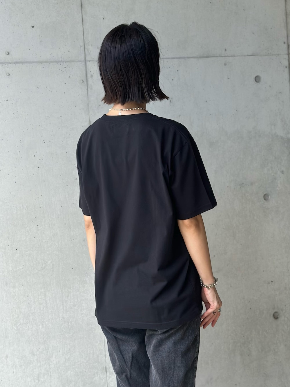 ブラック系のTシャツ/カットソー、ホワイト系のTシャツ/カットソーを着用したレディースの秋コーディネートの4枚目の写真