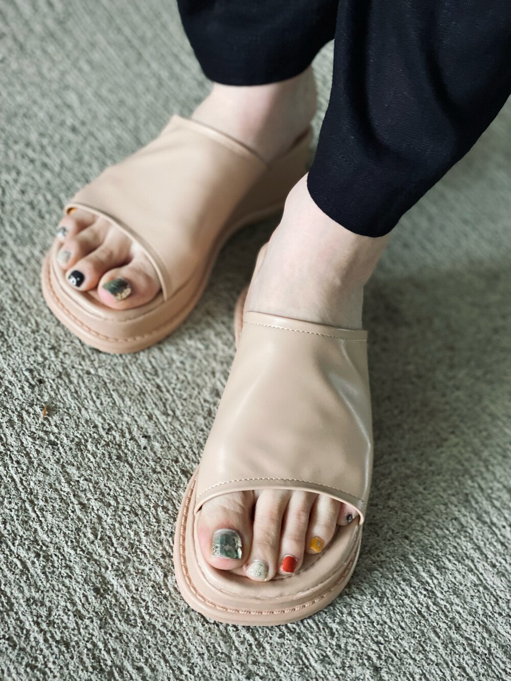 ブラック系のサロペット/オーバーオール、ベージュ系のサンダル、グリーン系のシャツ/ブラウスを着用したレディースの春コーディネートの4枚目の写真