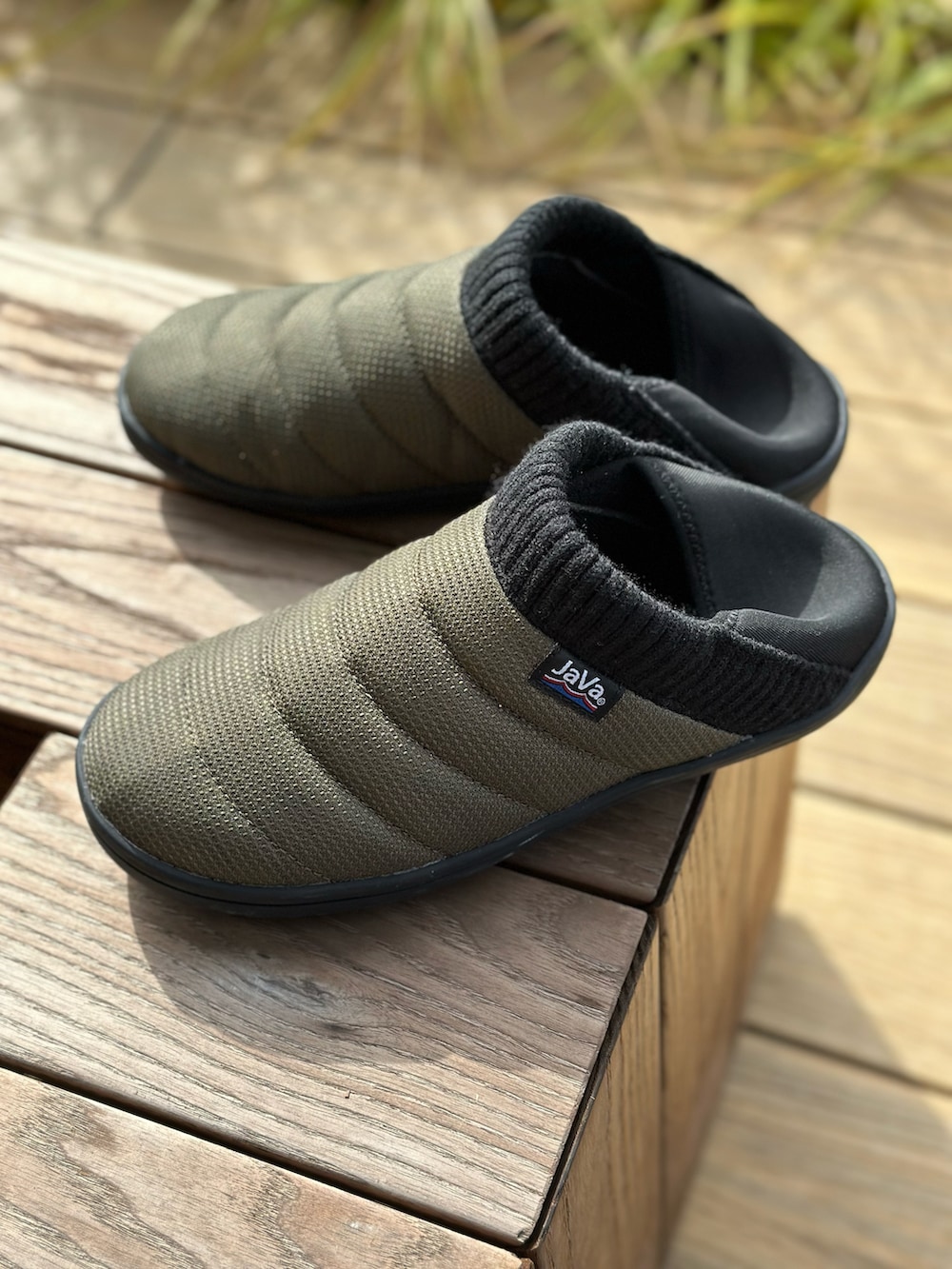 グレー系のシャツ/ブラウス、グリーン系のスニーカー、ホワイト系のTシャツ/カットソーを着用したレディースの春コーディネートの3枚目の写真