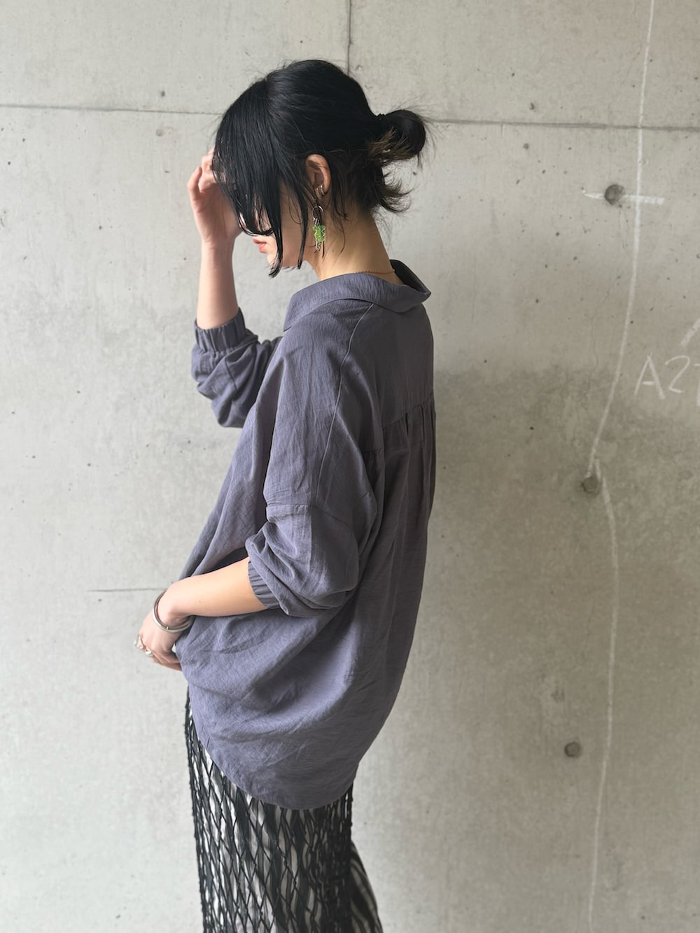 グレー系のシャツ/ブラウス、シルバー系のショルダーバッグ、ブラック系のスカートを着用したレディースの春コーディネートの2枚目の写真