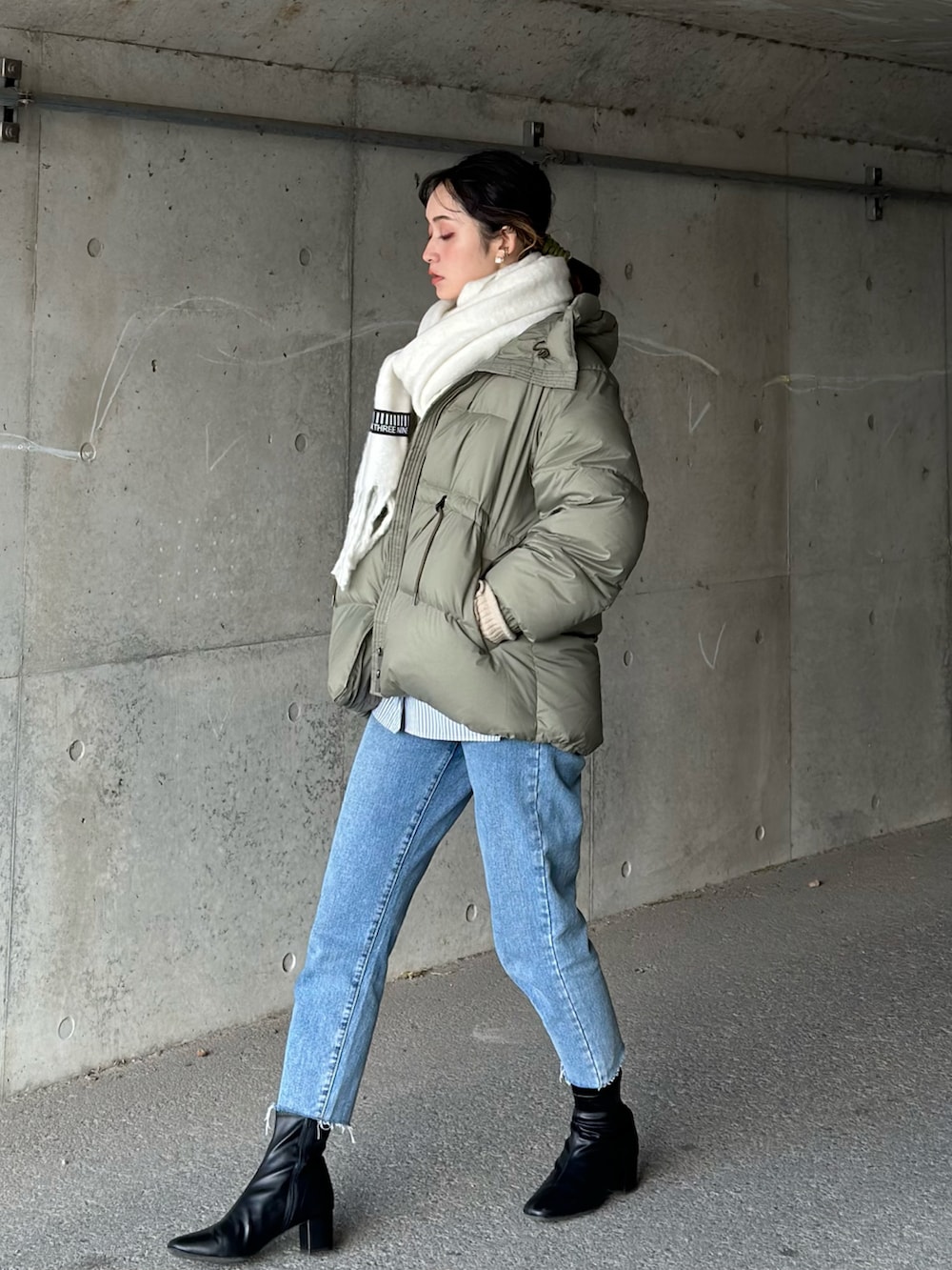 グレー系のシャツ/ブラウス、グリーン系のダウンジャケット/コート、その他のデニムパンツを着用したレディースの冬コーディネートの4枚目の写真