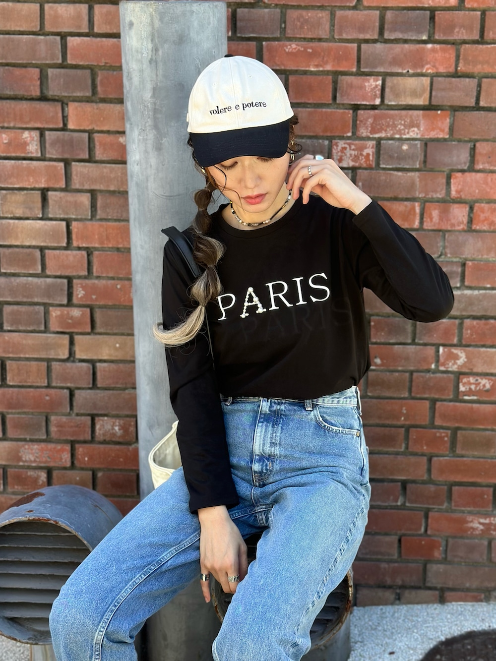 ブラック系のTシャツ/カットソー、ブルー系のデニムパンツ、その他のキャップを着用したレディースの夏コーディネートの3枚目の写真