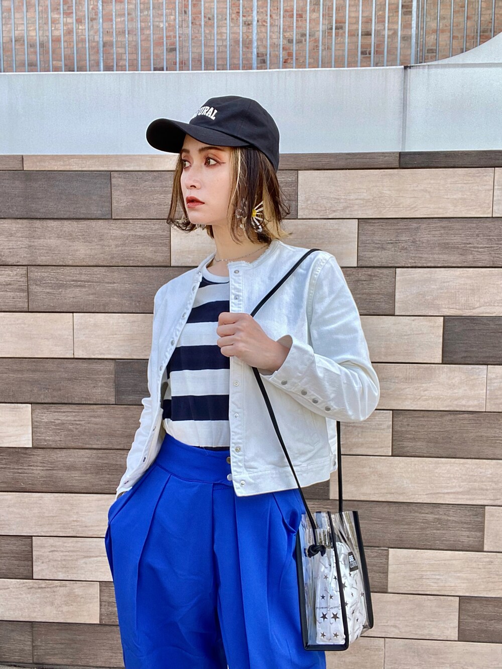 ホワイト系のデニムジャケット、ブルー系のその他トップス、ブルー系のスラックスを着用したレディースの春コーディネートの2枚目の写真