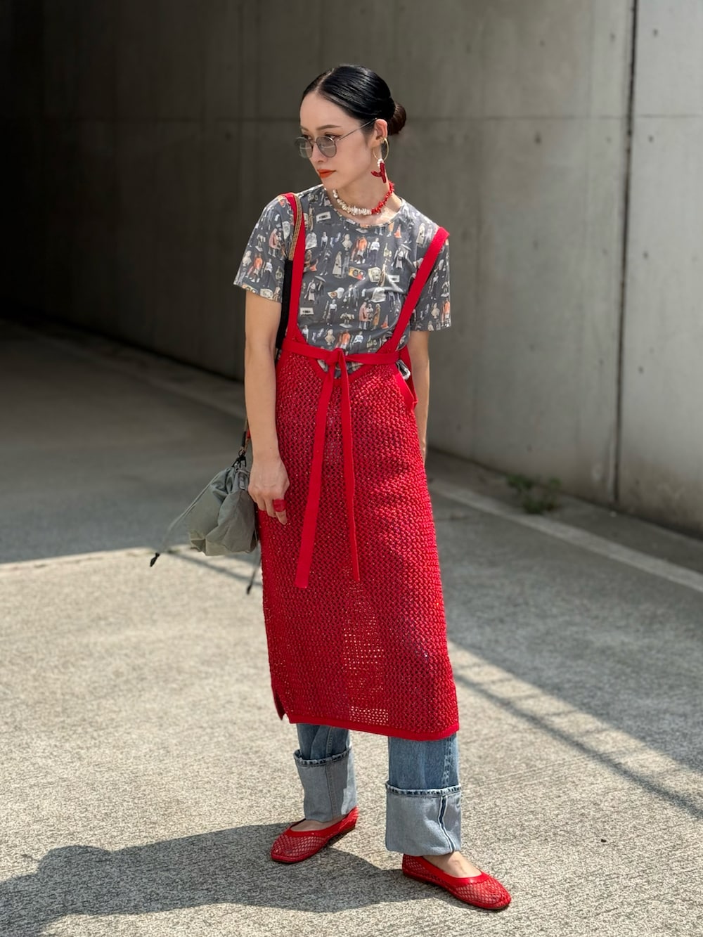 レッド系のニット/セーター、グレー系のショルダーバッグ、グレー系のTシャツ/カットソーを着用したレディースの夏コーディネートの4枚目の写真