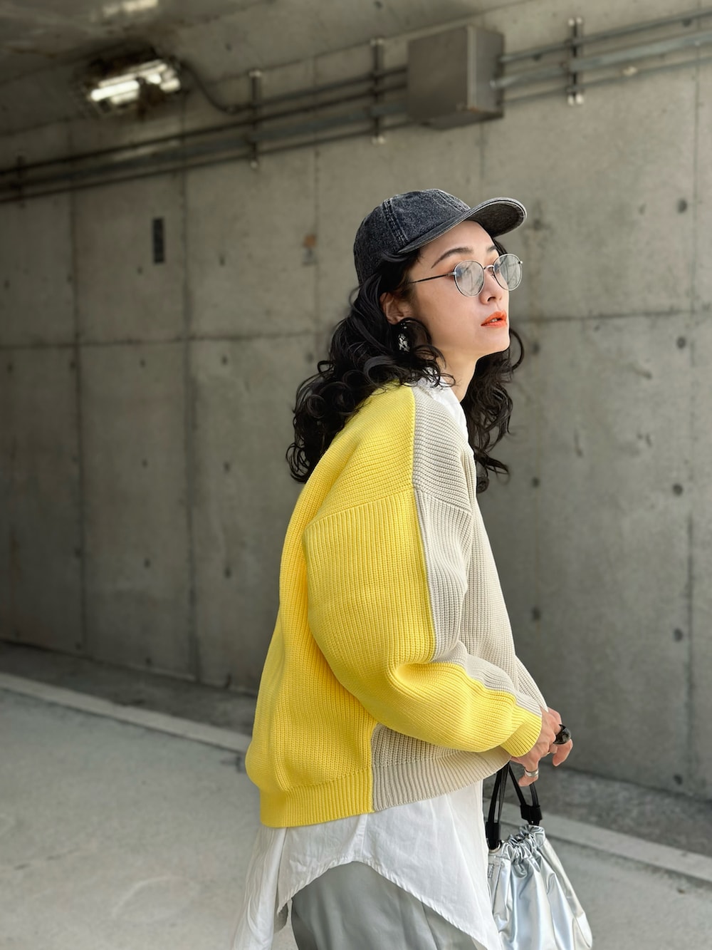 ホワイト系のニット/セーター、ブラック系のブーツ、シルバー系のその他パンツを着用したレディースの秋コーディネートの2枚目の写真