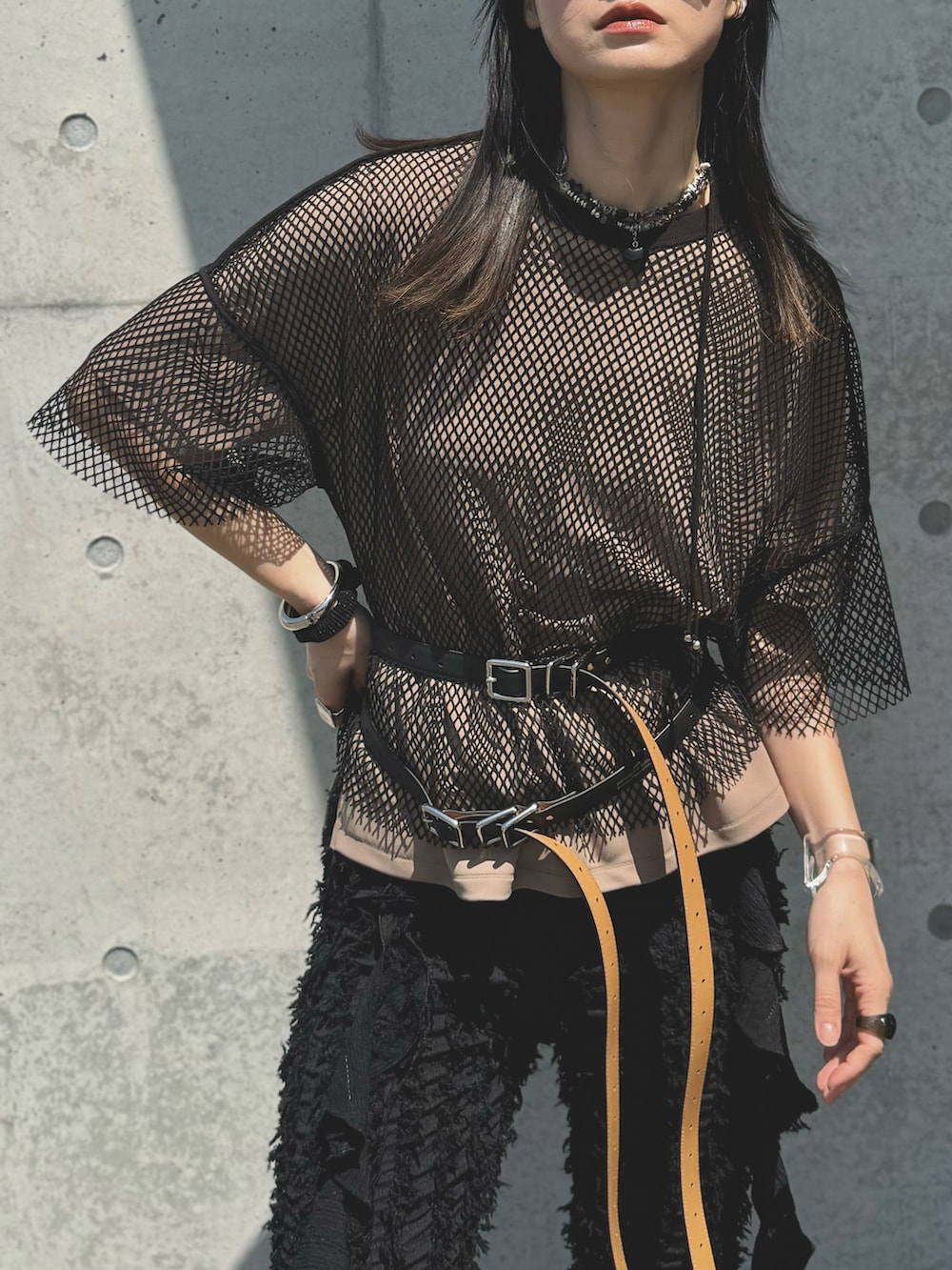 「モード、フレアパンツ、メッシュ、レイヤードスタイル、ウエストマーク、メッシュトップス、高身長女子、サングラス、厚底サンダル、ローファー、休日スタイル、春コーデ、夏コーデ、お出かけコーデ、シースルートップス」｜「u_for_iaのネットチュールPO×ペオスPOのセット / ブラック×モカ（Tシャツ/カットソー、ブラック系）」を使った、IMOKOさん（骨格ストレート・レディース・170cm）の春コーディネートの2枚目の写真