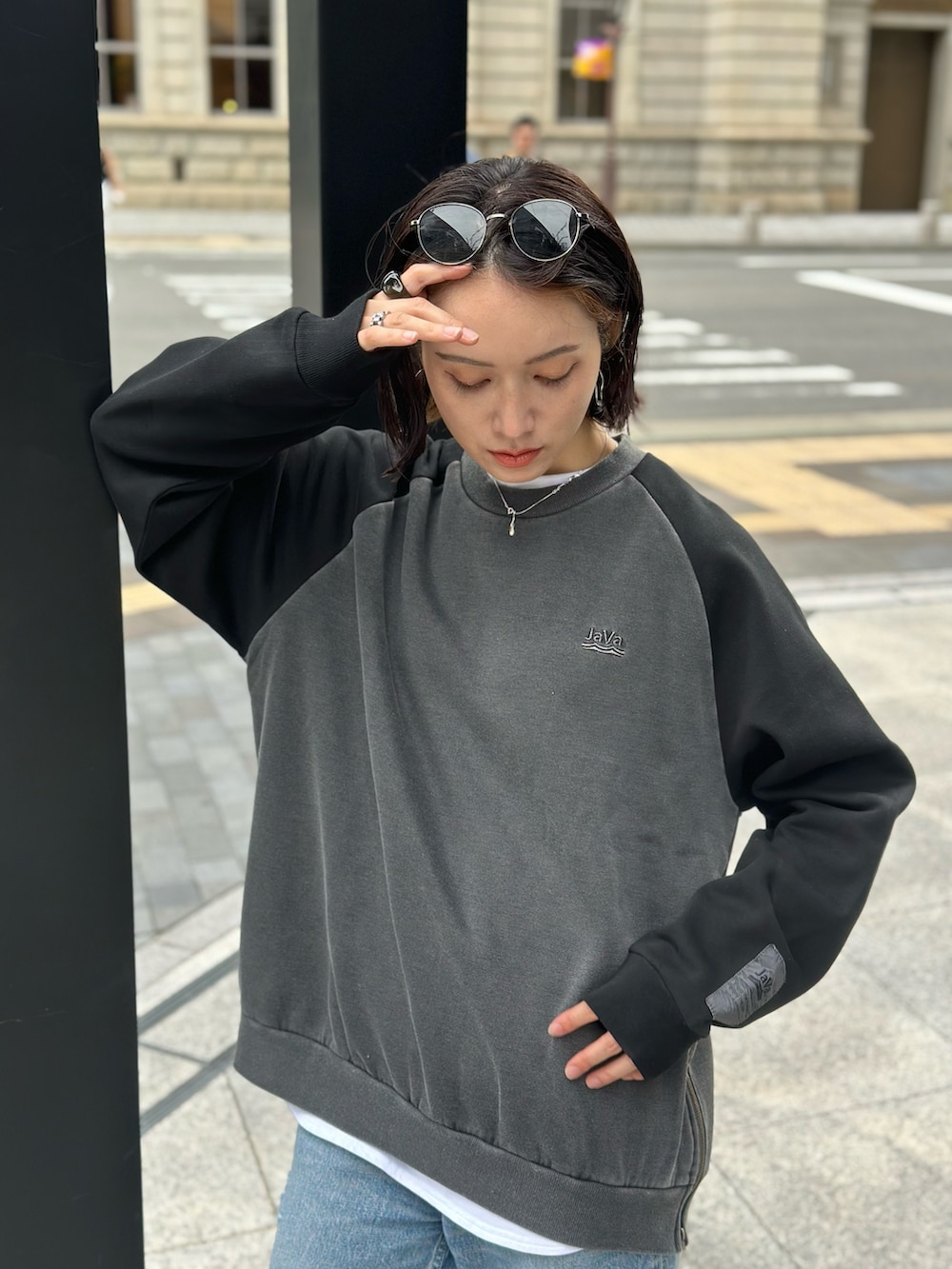 ブルー系のデニムパンツ、グレー系のスウェットを着用したレディースの秋コーディネートの4枚目の写真