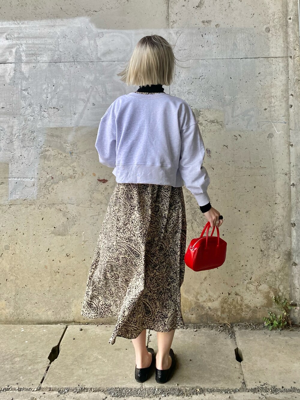 ブラック系のワンピース、グレー系のスウェット、ブラック系のパンプスを着用したレディースの春コーディネートの5枚目の写真