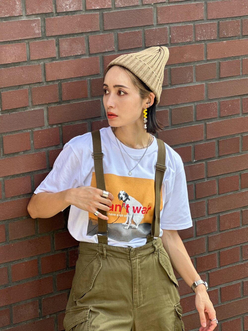 ホワイト系のTシャツ/カットソー、グリーン系のカーゴパンツ、ブラウン系のテーラードジャケットを着用したレディースの秋コーディネートの3枚目の写真