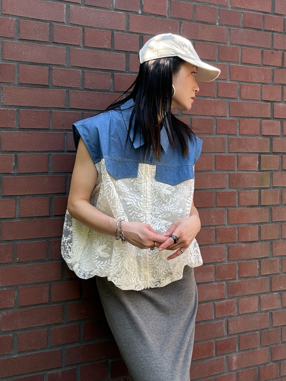 ホワイト系のブルゾン、グレー系のワンピース、ベージュ系のスニーカーを着用したレディースの夏コーディネートの4枚目の写真