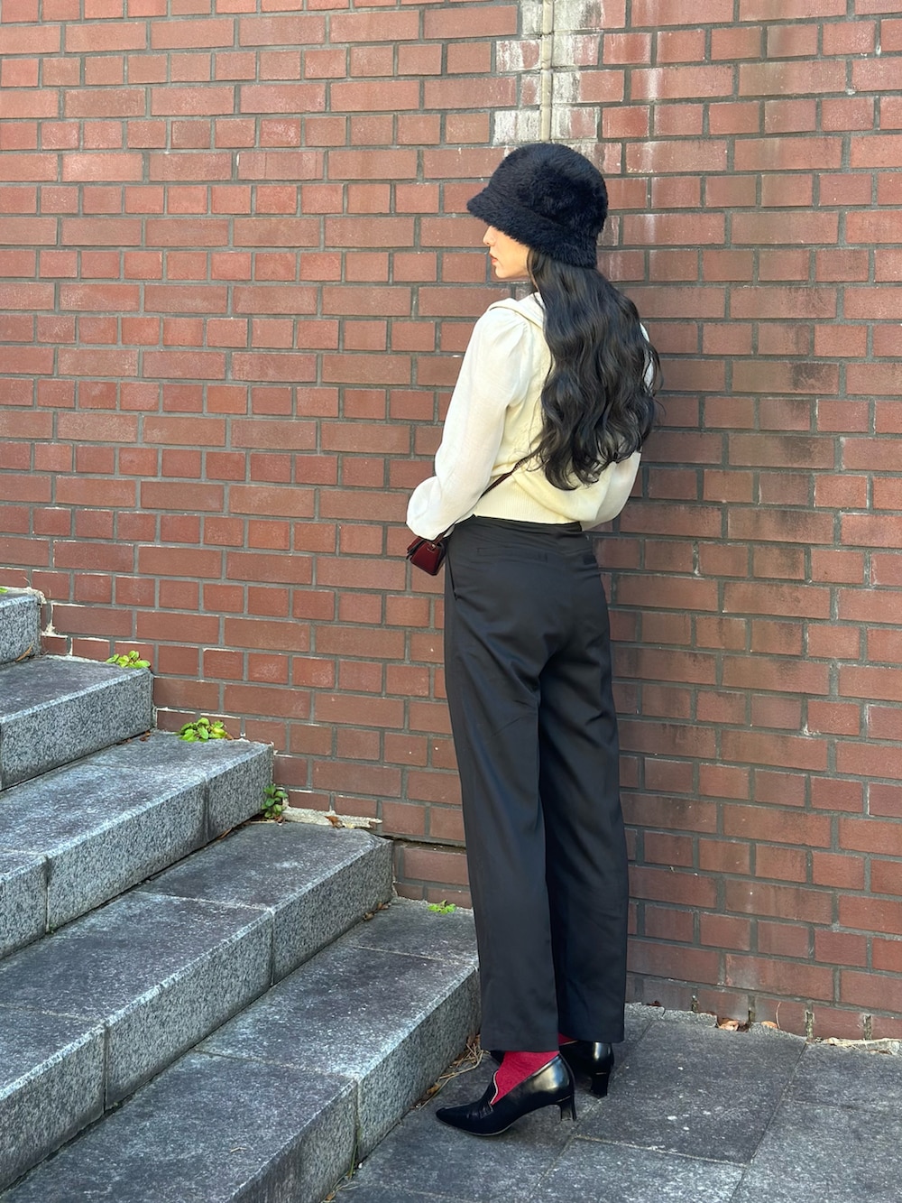 「今日のコスメと服、お出かけコーデ、ブラウス、襟付きトップス、フェミニン、オフィススタイル、ハット、ローファー、きれいめカジュアル、スラックス、カラーソックス、マイベストコーデ2023、骨格ウェーブ、休日スタイル、ウィッグ」|「deux amourのカーデ風襟付きニット(Tシャツ/カットソー、ホワイト系)」を使った、IMOKOさん(骨格ウェーブ・レディース・170cm)の冬コーディネートの5枚目の写真