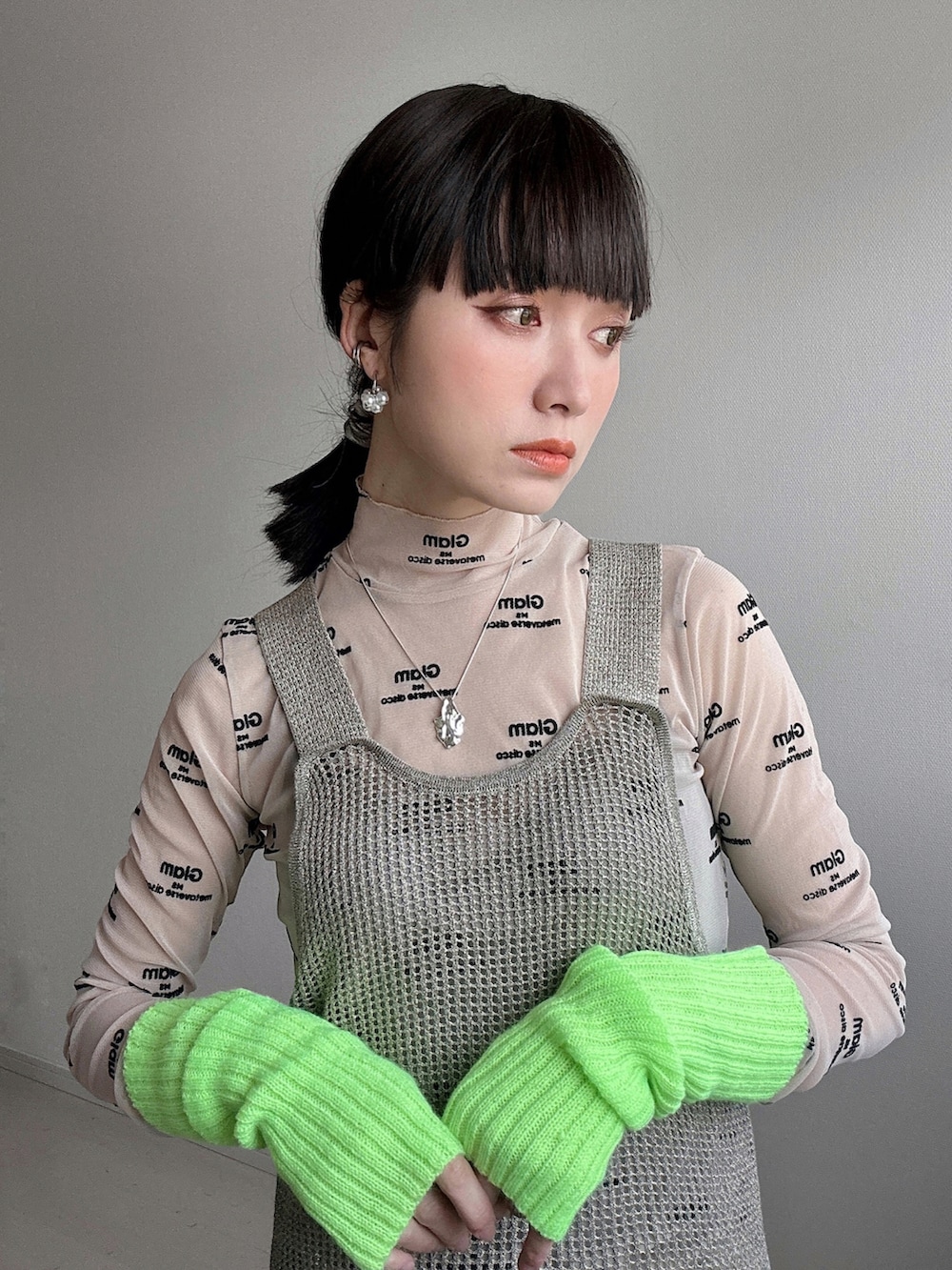 ベージュ系のワンピース、ベージュ系のTシャツ/カットソー、グリーン系のその他パンツを着用したレディースの冬コーディネートの3枚目の写真