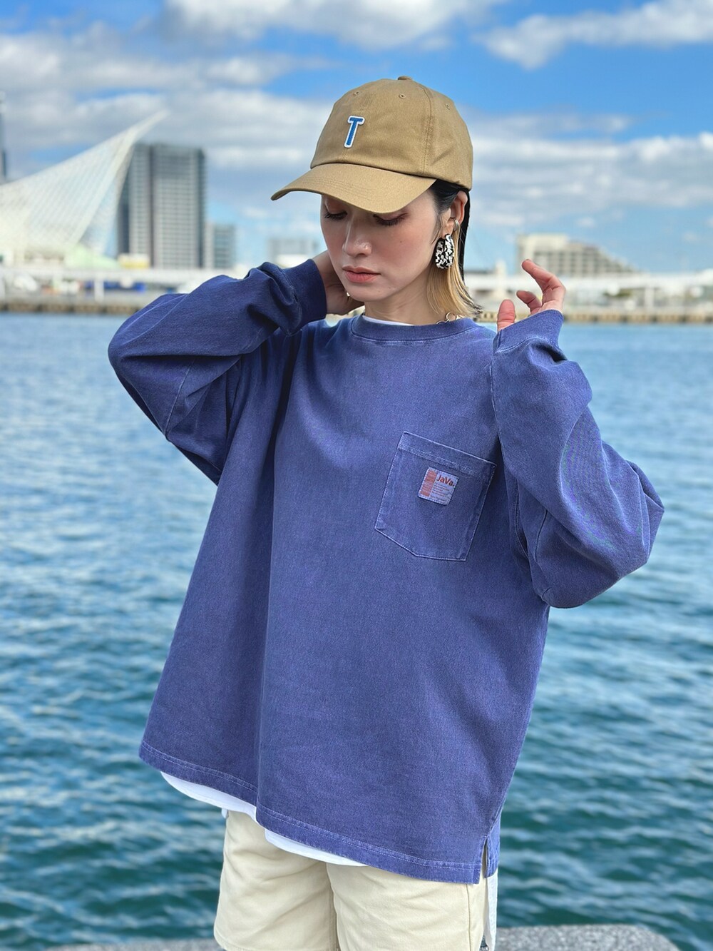 ブルー系のTシャツ/カットソー、イエロー系のベスト、ホワイト系のその他パンツを着用したレディースの冬コーディネートの2枚目の写真