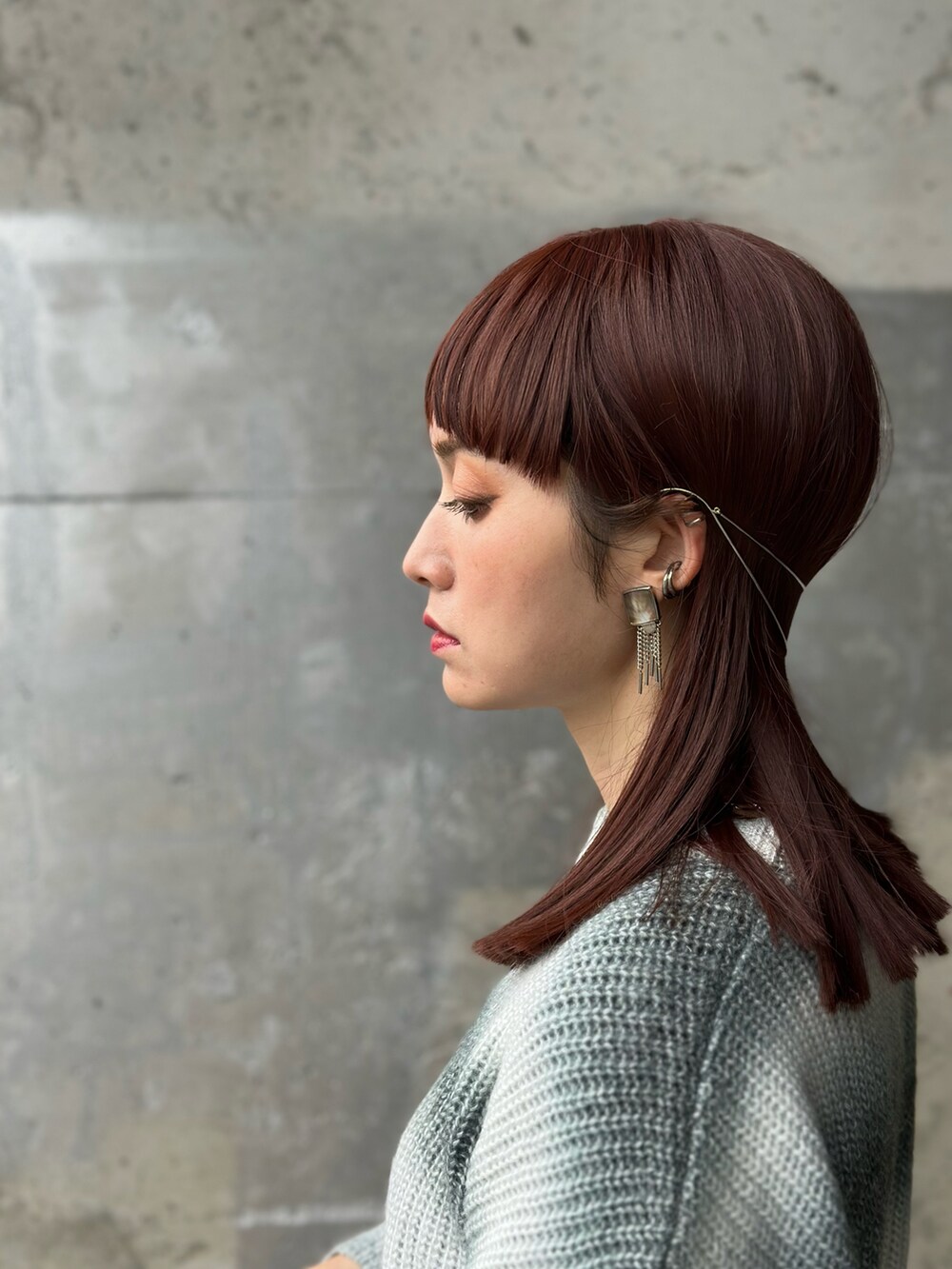 ホワイト系のブーツ、ブラック系のニット/セーター、ホワイト系のスカートを着用したレディースの冬コーディネートの4枚目の写真